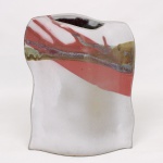 Vaso escultórico em cerâmica esmaltada, de formato orgânico e contorno sinuoso, com abertura superior irregular. Decorado por esmaltação policroma em campos abstratos nas tonalidades de branco, vermelho, verde e castanho, obtidos por escorrimento e fusão dos esmaltes durante a queima. Medidas: Alt.: 26 x Comp.: 20,5 x Larg.: 7 cm.