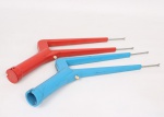 Par de cortadores manuais de isopor Fio Mágico, marca Estrela, em plástico injetado nas cores azul e vermelha, com hastes metálicas e compartimento para pilhas. Produção brasileira das décadas de 1970/1980, comercializada como ferramenta de artesanato educativo para corte e modelagem de isopor. Peças com inscrições da fabricante em relevo. Não foi testado, sem garantias de funcionamento. Medidas: Comp.: 35,5 cm.