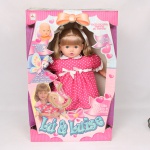 BRINQUEDO. Boneca Lú & Luíse, manufatura Walbert, em material plástico moldado, com cabelos sintéticos implantados, olhos móveis e vestimenta em tecido estampado de poás, acompanhada da embalagem original litografada. Marca da manufatura em relevo na nuca. Medidas: Alt.: 60 x Comp.: 47 x Larg.: 12 cm.