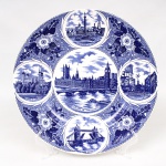 J. H. Weatherby & Sons Ltd., Hanley - Inglaterra(Fundada em 1892/ativa até 2000). Prato de coleção em faiança inglesa da década de 1950/60, esmaltagem na cor branca, decoração em estampagem de tonalidade azul, apresentando vistas de monumentos londrinos, incluindo Houses of Parliament, Trafalgar Square, Piccadilly Circus, Tower of London e Tower Bridge, circundados por cercadura floral estilizada. Marca da manufatura no verso. Medida: Diam.: 25,5 cm.