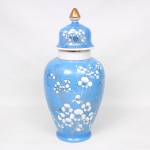 Porcelana Real, Mauá - SP(Fundada em 1943 por Fritz Erwin Schmidt). Vaso executado em porcelana nacional, decoração estilo chinoiserie, composta por flores e folhagens sobre fundo integralmente em azul turquesa, distribuídas ao longo do bojo e da tampa, complementada por generosos arremates em douradura. Marca da manufatura ao fundo. Medidas: Alt.: 39 x Diam.: 18 cm.