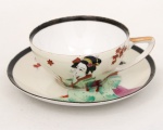 Xícara para chá em porcelana japonesa, bojo hemisférico com alça estilizada integrada. Decoração policromada representando figura feminina em trajes tradicionais japoneses, acompanhada por ramos de folhas estilizadas. Borda realçada por friso em tonalidade preta e contorno com filete dourado. Base marcada com inscrição Made in Japan. Medidas: Xícara: Alt.: 5 x Comp.: 12 x Larg.: 10 cm. ; Pires: Diam.: 15 cm.