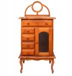 Móvel de apoio tipo toucador, em madeira de lei com lâmina de mogno, estilo Art Nouveau, com marchetaria em filetes formando frisos geométricos, tampo com placa em mármore encaixada, corpo com uma gaveta superior, quatro gavetas laterais e compartimento com porta frontal envidraçada em arco pleno, interior com prateleira, espaldar recortado com elemento circular contendo espelho, base com pernas cabriolet, puxadores torneados em madeira. Medidas: Alt.: 95 x Comp.: 46 x Larg.: 32 cm.