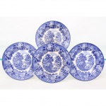 Wood & Sons, Burslem - Inglaterra(Fundada em 1865). Belíssimo conjunto de pratos rasos para salada em faiança inglesa da década de 1920. Esmaltagem vítrea na cor branca, profusa decoração na técnica "blue and white" aplicada em transfer print, intitulada 'English Scenery', contendo paisagem campestre composta por personagens, casario, carruagem, igreja e fundo com céu anuviado, orla circundada por flores e folhagens, borda contornada por friso na tonalidade cobalto. Marca da manufatura no verso. Composto de quatro(04) unidades. Medida.: Diâmetro: 20 cm.