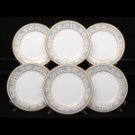NORITAKE, Nagoya - Japão(Fundada em 1904 pelos irmãos Ichizaemon e Toyo Morimura). Exuberante conjunto de pratos rasos para salada em porcelana da década de 1960/70, padrão POLONAISE (2045); esmaltagem vítrea na cor branca, aba profusamente ornamentada por composição vegetalista, composta por rinceau, volutas, ramos, folhas e flores dispostas em repetição, sobre cartela de tonalidade azul ciano, seguindo repertório derivado de padrões europeus, estilo neoclássico e revivalista; borda e caldeira circundadas generosa aplicação de filetes à ouro. Marca da manufatura no verso. Composto de seis(06) unidades. Medida: Diam.: 21 cm.