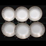 NORITAKE, Nagoya - Japão(Fundada em 1904 pelos irmãos Ichizaemon e Toyo Morimura). Exuberante conjunto de pratos fundos para sopa em porcelana da década de 1960/70, padrão POLONAISE (2045); esmaltagem vítrea na cor branca, aba profusamente ornamentada por composição vegetalista, composta por rinceau, volutas, ramos, folhas e flores dispostas em repetição, sobre cartela de tonalidade azul ciano, seguindo repertório derivado de padrões europeus, estilo neoclássico e revivalista; borda e caldeira circundadas generosa aplicação de filetes à ouro. Marca da manufatura no verso. Composto de seis(06) unidades. Medida: Diam.: 18,5 cm.