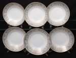 NORITAKE, Nagoya - Japão(Fundada em 1904 pelos irmãos Ichizaemon e Toyo Morimura). Exuberante conjunto de pratos fundos para sopa em porcelana da década de 1960/70, padrão POLONAISE (2045); esmaltagem vítrea na cor branca, aba profusamente ornamentada por composição vegetalista, composta por rinceau, volutas, ramos, folhas e flores dispostas em repetição, sobre cartela de tonalidade azul ciano, seguindo repertório derivado de padrões europeus, estilo neoclássico e revivalista; borda e caldeira circundadas generosa aplicação de filetes à ouro. Marca da manufatura no verso. Composto de seis(06) unidades. Medida: Diam.: 18,5 cm.