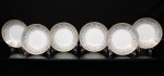 NORITAKE, Nagoya - Japão(Fundada em 1904 pelos irmãos Ichizaemon e Toyo Morimura). Exuberante conjunto de tigelas para fruta em porcelana da década de 1960/70, padrão POLONAISE (2045); esmaltagem vítrea na cor branca, caldeira de concavidade rasa, aba profusamente ornamentada por composição vegetalista, composta por rinceau, volutas, ramos, folhas e flores dispostas em repetição, sobre cartela de tonalidade azul ciano, seguindo repertório derivado de padrões europeus, estilo neoclássico e revivalista; borda e caldeira circundadas generosa aplicação de filetes à ouro. Marca da manufatura no verso. Composto de seis(06) unidades. Medida: Diam.: 14 cm.