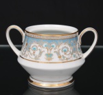 NORITAKE, Nagoya - Japão(Fundada em 1904 pelos irmãos Ichizaemon e Toyo Morimura). Açucareiro(sem tampa) em porcelana da década de 1960/70, padrão POLONAISE (2045); bojo aproximadamente cônico assente sobre base circular, fusamente ornamentada por composição vegetalista, composta por rinceau, volutas, ramos, folhas e flores dispostas em repetição, sobre cartela de tonalidade azul turquesa, realçados por rica aplicação de douração, seguindo repertório derivado de padrões europeus, estilo neoclássico e revivalista; bordas contornadas com generosa aplicação de filetes à ouro e faixa perolada pontilhada, alças laterais em voluta. Marca da manufatura no verso. Medidas: Alt.: 9 x Comp.: 14 x Larg.: 11 cm.