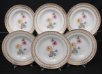 Porcelana Real, Mauá - SP(Fundada em 1943 por Fritz Erwin Schmidt). Elegante conjunto de pratos fundos em porcelana nacional da década de 1950/60; esmaltagem vítrea na cor branca, orla circundada por faixa de acabamento nacarado, sobreposta por barrado contínuo de leques estilizados, guirlandas e frisos em douradura, centro dotado de bela composição botânica em estampagem policromada, predominando as tonalidades preta, rosa, azul e amarelo. Marca manufatura no verso. Composto de seis(06) unidades. Medida: Diam.: 23,5 cm.