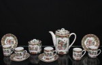 Conjunto em porcelana chinesa, esmaltação brnaca, decorado em esmaltação policroma com reservas contendo arranjos florais, cestos floridos, objetos de adorno e elementos auspiciosos, circundados por cercaduras de inspiração oriental. Bordas realçadas por filetes dourados. Composto de um(01) bule para café, um(01) açucareiro e quatro(04) xícaras para café. Marca de fabricação na base com inscrição Hand Painted Decoration  Made in China. Medidas:
