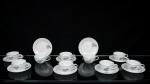 Porcelana Schmidt - Brasil(Fundada em 1945). Conjunto de xícaras para café em porcelana nacional, esmaltagem vítrea na cor branca, dotado de rica decoração com padrão de flores em estampagem, predominando as tonalidades azul, cinza e preto, realçado com frisos em douradura; bojo hemisférico e alça lateral em voluta. Padrão decorativo replicado no pires. Marca da manufatura ao fundo. Composto de nove(09) unidades. Medidas: Xícara: Alt.: 3,5 x Comp.: 9 x Larg.: 7 cm. ; Pires: Diam.: 11 cm.