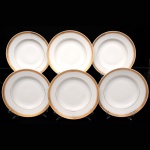 Porcellana Mauá, Mauá - SP(Fundada em 1937 por Fritz Erwin Schmidt / ativa até 1968). Elegante de pratos fundos em porcelana nacional da década de 1950/60; esmaltagem vítrea na cor branca, borda circundada por faixa com padrão de meandro grego entre frisos em douradura. Marca da manufatura no verso. Composto de seis(06) unidades. Medida: Diam.:
