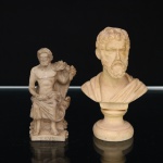 Conjunto composto por duas(02) esculturas de temática clássica, executadas em material sintético de tonalidade marfim. Produção do século XX, de inspiração greco-romana, formado por figura representando Zeus entronizado, com panejamento e inscrição ZEVS na base, e busto representando Sófocles, sobre pedestal torneado com inscrição SOFOCLE, assentadas sobre bases integradas. Medidas: Alt.: 11 x Comp.: 7 x Larg.: 5 cm. ; Madidas: Alt.: 9 x Comp.: 5 x Larg.: 5 cm.