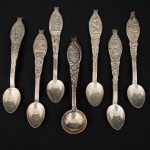 Conjunto composto no total por sete (07) colheres sendo seis de coleção e uma para açúcar em metal prateado, com bojos ovais e cabos ornamentados em relevo, decorados com vistas e motivos turísticos de localidades diversas, incluindo referências a Brasil, Rio de Janeiro, São Paulo, Santos e Niterói. Apresenta desgastes do banho de prata, oxidação, manchas, riscos e marcas de uso. Medidas: Comp.: 10 cm.