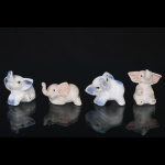 Quatro(04) miniaturas de elefantes em porcelana, modelados em posições distintas, um sentado com a tromba erguida e outro em atitude de deslocamento, ambos com decoração policroma aplicada sob esmalte. Medidas: Alt.: 7 x Comp.: 4 x Larg.: 3,5 cm. Medidas: Alt.: 4 x Comp.: 7 x Larg.: 5 cm.