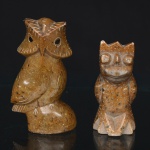 Par de esculturas representando corujas, esculpidas em pedra-sabão, uma em modelagem estilizada de maiores dimensões e outra em modelagem simplificada. Medidas maior: Alt.: 11,5 x Comp.: 7,5 x Larg.: 4 cm.  ; Medidas menor: Alt.: 9,5 x Comp.: 4,5 x Larg.: 4 cm.