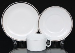 Porcelana Renner, Porto Alegre - RS(Fundada em 1937). Trio para chá em porcelana nacional da década de 1960/70; esmaltação na cor branca, bordas contornadas por largo friso prateado,  aplicados na xícara, pires e pratos. Marca da manufatura no verso. Medidas: Xícara: Alt.: 5 x Comp.: 10,5 x Larg.: 8 cm. ; Pires: Diam.: 15,5 cm. ; Prato: Diam.: 17,5 cm.