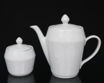 Um(01) bule para café e um(01) açucareiro em porcelana nacional, esmaltação branca, corpo facetado de linhas geométricas, com tampa de encaixe encimada por pega em forma de pináculo, bico vertedor angulado e alça lateral arqueada. Marca da manufatura ao fundo. Medidas bule: Alt.: 20 x Comp.: 23,5 x Larg.: 13 cm. ; Medidas açucareiro: Alt.: 12,5 x Diam.: 11 cm.