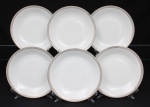 Porcelana Renner, Porto Alegre - RS(Fundada em 1937). Conjunto de pratos rasos em porcelana nacional da década de 1960/70; esmaltação na cor branca, borda ornada por cercadura em meandro contínuo, de tonalidade cinza, e sucessão de quadrados duplos em douração aplicada. Marca da manufatura no verso. Composto de seis(06) unidades. Medida: Diam.: 25 cm.