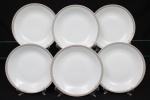 Porcelana Renner, Porto Alegre - RS(Fundada em 1937). Conjunto de pratos rasos em porcelana nacional da década de 1960/70; esmaltação na cor branca, borda ornada por cercadura em meandro contínuo, de tonalidade cinza, e sucessão de quadrados duplos em douração aplicada. Marca da manufatura no verso. Composto de seis(06) unidades. Medida: Diam.: 22 cm.