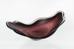 Centro de mesa em vidro artístico, tonalidade rubi translúcida, corpo de formato orgânico com extremidades recurvadas e onduladas. Medidas: Alt.: 13 x Comp.: 35 x Larg.: 18 cm.