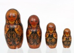 Conjunto de quatro(04) bonecas russas do tipo matrioshka, confeccionadas em madeira torneada e pintada à mão, decoradas em policromia nas tonalidades de preto, ocre, vermelho e dourado, com motivos florais e representação feminina trajando vestes tradicionais. Peças encaixáveis de diferentes tamanhos, característica do artesanato russo. Medidas: Alt.: 15,5 x Diam.: 8 cm.Medidas: Alt.: 13 x Diam.: 6,5 cm.Medidas: Alt.: 9,5 x Diam.: 5 cm. Medidas: Alt.: 7,5 x Diam.: 4 cm.