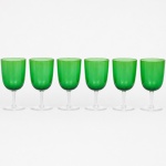 Conjunto composto por seis(06) taças para vinho em cristal de tonalidade verde esmeralda translúcida, com bojo liso de formato cilíndrico levemente bojudo, haste e pé circulares em vidro incolor. Medidas: Alt.: 11 x Diam.: 5,5 cm.