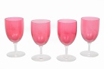Conjunto composto por quatro(04) taças para vinho em cristal de tonalidade rosa translúcida, com bojo liso de formato cilíndrico levemente bojudo, haste e pé circulares em vidro incolor. Medidas: Alt.: 11 x Diam.: 5,5 cm.