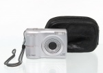 Câmera fotográfica digital compacta Olympus, modelo X-760, corpo em acabamento prateado, equipada com lente Olympus AF Optical Zoom 3x (6,318,9 mm), resolução de 6.0 megapixels, acompanhada de estojo de transporte em material sintético preto. Não foi testada, sem garantias de funcionamento. Medidas: Alt.: 6,2 x Comp.: 9 x Larg.: 3 cm.
