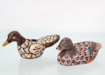 Duas(02) aves decorativas em cerâmica policromada, representando pato e marreco.. Decoração pintada à mão com estilização das plumagens. Apresenta desgastes, vide foto. Medidas maior: Alt.: 6 x Comp.: 14 x Larg.: 6 cm. ; Medidas menor: Alt.: 5,5 x Comp.: 12 x Larg.: 6 cm.