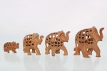 Conjunto de quatro(04) esculturas de elefantes em madeira entalhada, representados em diferentes dimensões. Corpos vazados por delicado trabalho de treliça, contendo figuras de elefantes sucessivamente menores esculpidas no interior, executadas a partir de um único bloco de madeira. Trabalho artesanal de inspiração oriental. Apresenta perdas e desgastes, vide foto. Medidas maior: Alt.: 8 x Comp.: 8 x Larg.: 3,5 cm. ; Medidas menor: Alt.:3 x Comp.: 5 x Larg.: 2 cm.
