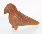 Escultura representando ave estilizada, em cerâmica modelada e patinada em tonalidade terracota, com decoração incisa e aplicada em relevo simulando plumagem. Corpo oco com duas perfurações inferiores. Medidas: Alt.: 15 x Comp.: 24,5 x Larg.:9 cm.