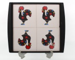 Bandeja em madeira, interior com quatro azulejos decorativos em cerâmica esmaltada, formando composição representando galo de barcelos, em policromia nas cores preta, vermelha, azul e amarela. Apresenta sinais de uso. Medidas: Comp.: x Larg.: