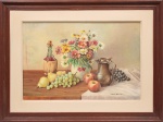 Sylvio Karasavas (1905-1980). Natureza-morta representando composição com vaso de flores campestres, cachos de uvas, peras, maçãs, garrafa revestida em palha e jarra metálica sobre mesa coberta parcialmente por toalha. Óleo sobre tela, assinado no canto inferior direito. Verso com inscrição manuscrita identificando o tema como Natureza morta (flores e frutas). Acondicionado em moldura de madeira. Apresenta craquelês, manchas, desgaste da camada pictórica, escurecimento do verniz, marcas de uso e sinais de envelhecimento compatíveis com a idade. Medidas: Tela: Alt.: 40,5 x Comp.: 60,5 cm. Moldura: Alt.: 60 x Comp.: 80,5 cm.