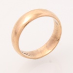 Aliança em ouro amarelo, apresentando aro liso de perfil externo abaulado e interno plano, acabamento polido. Peça de concepção tradicional, com gravação interna de marca possessória. Medida: Diam.: 18 mm. Peso: 4.3 gramas.