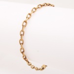 Pulseira em ouro amarelo, composta por elos ovais alongados intercalados, formando malha tipo cadeado. Fecho tipo canhão com lingueta de segurança lateral. Medida aberta: 18 cm. Peso: 6.1 gramas.