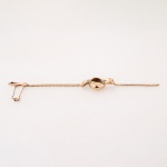 Pulseira de relógio confeccionada em ouro, composta por malha articulada do tipo espinha-de-peixe, centrada por caixa oval com mecanismo removido, ornamentada por aplicações em ouro branco(ou platina) engastando dois diamantes. Fecho de lingueta com corrente de segurança. Marcado 18K, "0.750". Apresenta ruptura na malha. Medida: Comp.: 16 cm. Peso: 11 gramas.