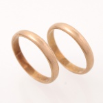 Par de alianças em ouro amarelo, apresentando aro liso de perfil externo abaulado e interno plano, acabamento polido. Peças de concepção tradicional, com gravação interna de marca possessória. Medida: Diam.: 19 mm. Peso: 5.5 gramas.