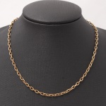Colar feminino em ouro amarelo, composta por elos ovais alongados intercalados, formando malha tipo cartier. Fecho tipo canhão com lingueta de segurança lateral. Medida fechada: 20 cm; Medida aberta: 40,5 cm. Peso: 13.1 gramas.