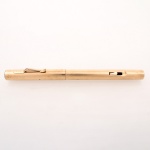 Caneta-tinteiro retrátil Waterman, corpo cilíndrico em metal dourado com acabamento canelado, provida de clip de bolso e mecanismo deslizante para recolhimento da pena. Equipada com pena espessurada a ouro 14 quilates, marcada Waterman 42, e alimentador em ebonite. Apresenta gravação da marca no corpo e sistema de abastecimento por reservatório interno. Medida: Comp.: 12.6 cm.