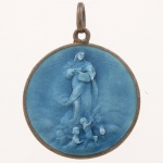 Medalha devocional circular em prata esmaltada, apresentando no anverso a representação da Imaculada Conceição sobre nuvens e querubins, sob fundo de esmalte azul translúcido. Reverso decorado com trabalho guilhochado radial. Argola de suspensão integrada. Final do século XIX/início do século XX. Medida: Diam.: 24 mm.