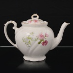 J & G Meakin, Staffordshire - Inglaterra(Fundada em 1851). Bule para chá em faiança inglesa da década de 1940/50, padrão floral com rosas policromadas e delicados ramos floridos, bordas recortadas com filetes dourados e alças em volutas moldadas em relevo. Marca da manufatura no verso. Medidas: Alt.: 16,5 x Comp.: 24,5 x Larg.: 14,5 cm.