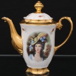 Porcelana Real, Mauá - SP(Fundada em 1943 por Fritz Erwin Schmidt). Bule para café em porcelana, com reservas contendo retrato feminino em traja de época em policromia, decoração floral esparsa e ampla aplicação de douração em tampa, bocal, alça, bordas e base. Tampa encimada por pega moldada. Corpo facetado apoiado sobre base recortada. Marca da manufatura ao fundo. Medidas: Alt.: x Comp.: x Larg.: 