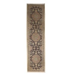 Passadeira Persa Nain, campo central ornamentado por sucessão de medalhões florais, entremeados por composição fitomórfica e arabescos. Medidas: Comp.: 299 x Larg.: 70 cm.