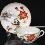 Xícara para chá em porcelana oriental, dita "casca de ovo", decorada em policromia sob esmalte com composição de paisagem lacustre, figura feminina em embarcação e flores de lírio em tons de vermelho e branco. Bojo hemisférico sobre pequeno pé anelar, com asa lateral em voluta e borda realçada por filete dourado. Marca em caracteres orientais ao fundo. Medidas: Xícara: Alt.: 4,8 x Diam.: 9,2 cm; Pires: Diam.: 13,5 cm.