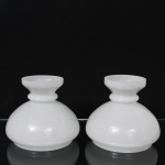 Duas*(02) cúpulas para luminária em vidro opalino branco leitoso. Corpo de formato bojudo com colo estreito e borda alargada, apresentando abertura superior. Medidas: Alt.: 14 x Diam.: 17 cm.