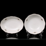 Um(01) bowl e uma(01) travessa funda em porcelana nacional, esmaltação branca, decorada com arranjos florais em estampagem policromada, borda ondulada contornada por friso em douradura. Marca da manufatura no verso. Medidas: Alt.: 6,5 x Diam.: 24 cm; Alt.: 6 x Comp.: 28,5 x Larg.: 21 cm.