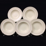W.H. GRINDLEY, Staffordshire - Inglaterra(Fundada por William Harry Grindley em 1880). Conjunto de pratos fundos em faiança inglesa da década de 1940/50, padrão "Creampetal"; esmaltagem de tom marfim, decorado com frisos em douradura e tom coral, borda relevada com perolados e ondulações. Marca da manufatura no verso. Composto de cinco(05) unidades. Medida: Diam.: 23 cm.