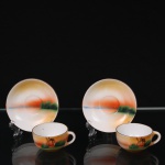 Duas(02) xícaras para café em porcelana japonesa, decoração policroma representando paisagem rural com moinho de vento, vegetação e pôr do sol, executada em aerografia e pintura manual. Bordas realçadas por filetes dourados. Base marcada Made in Japan, produção destinada à exportação, datável da primeira metade do século XX. Medidas: Alt.: 3 x Comp.: 7 x Larg.: 6 cm. ; Pires: Diam.: 9,5 cm.